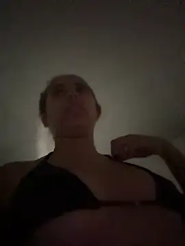 Snapshot of Issie_01 chatting on 06/30/26, 03:18 Issie 01 online show from 06/30/26, 03:18
