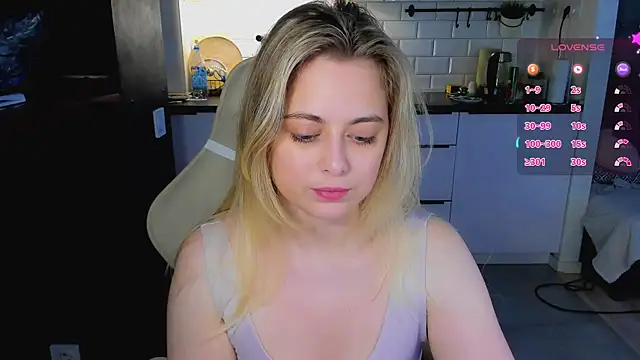 Snapshot of blonde_kellyy chatting on 06/17/26, 02:14 blonde kellyy online show from 06/17/26, 02:14