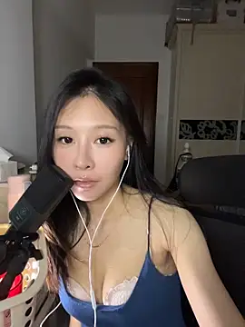 Snapshot of DouDou-2001 chatting on 06/08/26, 01:00 DouDou-2001 online show from 06/08/26, 01:00