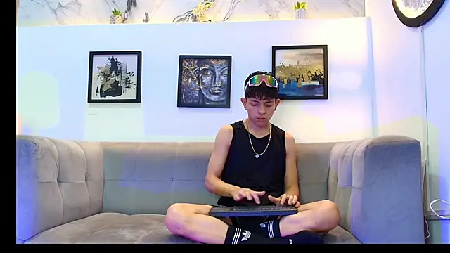 BLACK AND WHITET online show from 06/11/26, 01:27