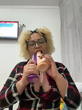 Snapshot of ninarose777 chatting on 06/15/26, 11:07 ninarose777 online show from 06/15/26, 11:07