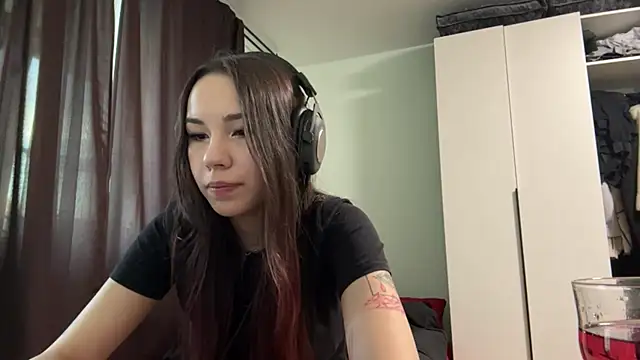 Snapshot of HotGirlMilla chatting on 06/21/26, 06:43 HotGirlMilla online show from 06/21/26, 06:43