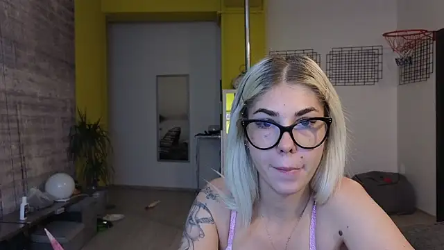 Snapshot of Sarahcamsx chatting on 06/18/26, 08:46 Sarahcamsx online show from 06/18/26, 08:46
