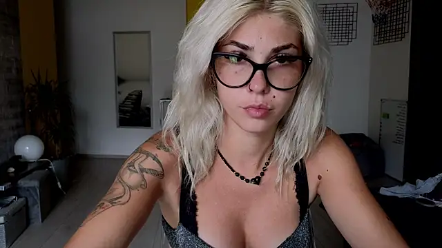 Snapshot of Sarahcamsx chatting on 07/16/26, 08:53 Sarahcamsx online show from 07/16/26, 08:53