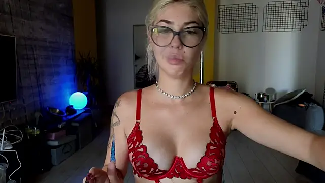 Snapshot of Sarahcamsx chatting on 07/26/26, 08:32 Sarahcamsx online show from 07/26/26, 08:32