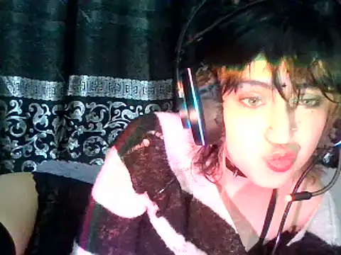 Snapshot of kittenpasive30 chatting on 06/18/26, 02:43 kittenpasive30 online show from 06/18/26, 02:43