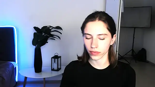 Flora 54 online show from 06/11/26, 02:48