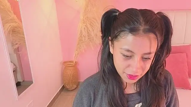 Snapshot of valeria__torres chatting on 06/19/26, 11:14 valeria torres online show from 06/19/26, 11:14