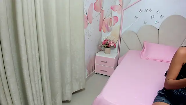 Millieskinny18 online show from 06/18/26, 02:56