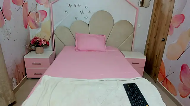 Millieskinny18 online show from 06/20/26, 03:09
