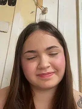 Snapshot of bella__hott chatting on 07/31/26, 10:47 bella hott online show from 07/31/26, 10:47