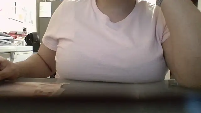Snapshot of Curvy_Queen_MX chatting on 06/30/26, 01:17 Curvy Queen MX online show from 06/30/26, 01:17