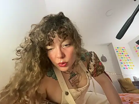 Snapshot of antonellastonnn chatting on 06/14/26, 08:11 antonellastonnn online show from 06/14/26, 08:11