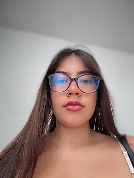 Snapshot of Saracalderon chatting on 06/17/26, 11:34 Saracalderon online show from 06/17/26, 11:34