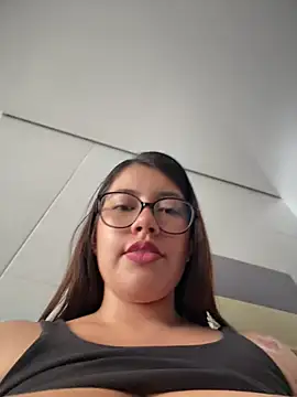 Snapshot of Saracalderon chatting on 07/28/26, 06:20 Saracalderon online show from 07/28/26, 06:20