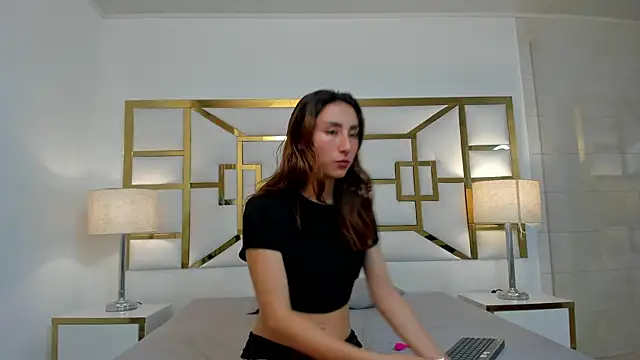 Snapshot of VivieneLuxe chatting on 07/10/26, 03:44 VivieneLuxe online show from 07/10/26, 03:44