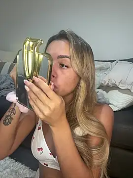 Harrietbronzex online show from 08/03/26, 02:22
