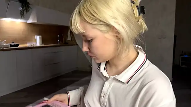 Snapshot of Emillema chatting on 06/16/26, 10:34 Emillema online show from 06/16/26, 10:34