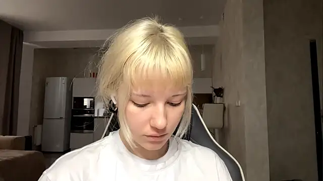Snapshot of Emillema chatting on 06/21/26, 05:26 Emillema online show from 06/21/26, 05:26