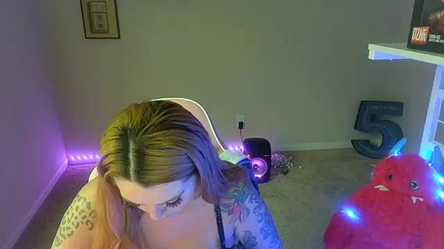 Snapshot of karmathevixen chatting on 06/27/26, 06:24 karmathevixen online show from 06/27/26, 06:24