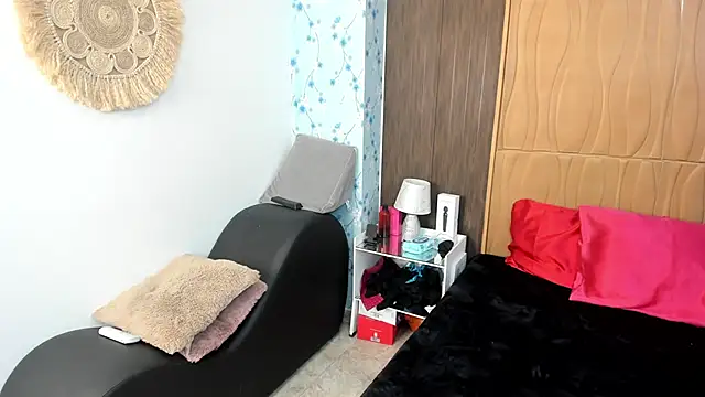 Snapshot of TaniaRosen chatting on 06/19/26, 06:23 TaniaRosen online show from 06/19/26, 06:23