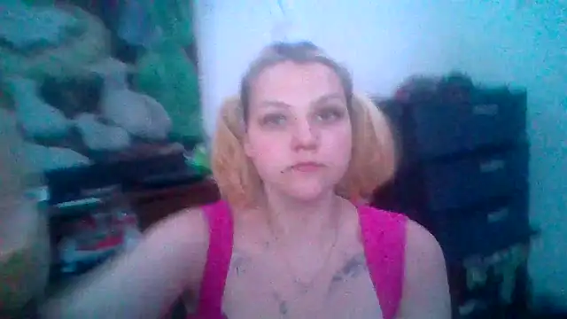 Snapshot of Elliebellie1 chatting on 06/18/26, 03:27 Elliebellie1 online show from 06/18/26, 03:27