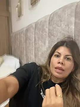 Snapshot of Valen_Milf4u chatting on 07/06/26, 12:51 Valen Milf4u online show from 07/06/26, 12:51
