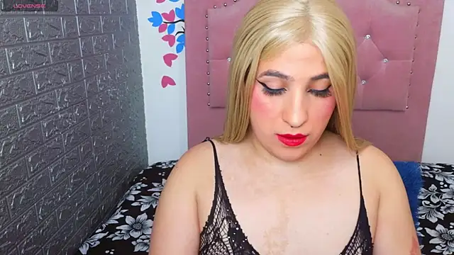 Snapshot of roxxy_pink_ chatting on 06/28/26, 01:00 roxxy pink online show from 06/28/26, 01:00