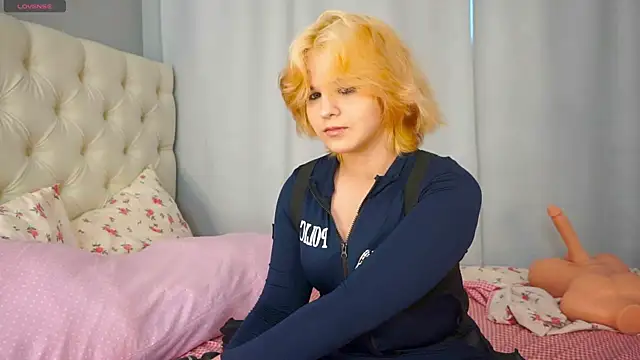 Snapshot of KristaLeenz chatting on 06/23/26, 11:58 KristaLeenz online show from 06/23/26, 11:58