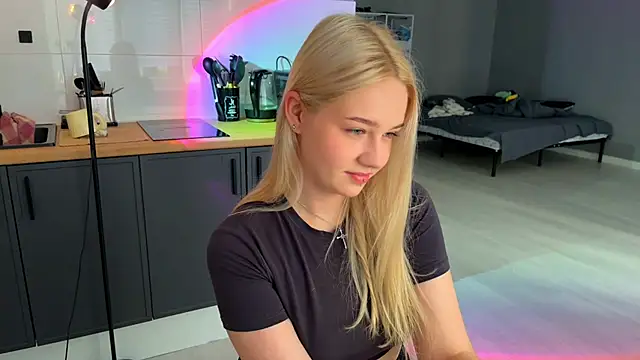 Snapshot of MichelleMargiela chatting on 07/18/26, 02:16 MichelleMargiela online show from 07/18/26, 02:16