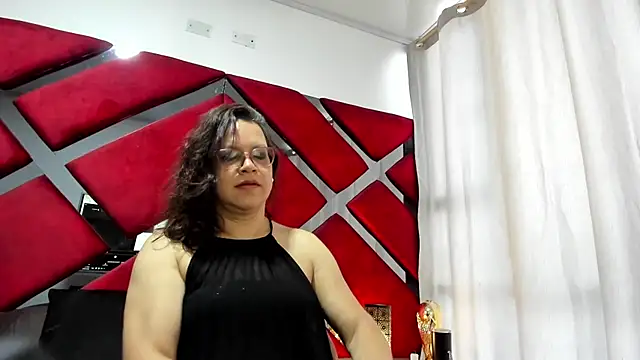 Snapshot of ELLE_HADID chatting on 07/08/26, 11:48 ELLE HADID online show from 07/08/26, 11:48