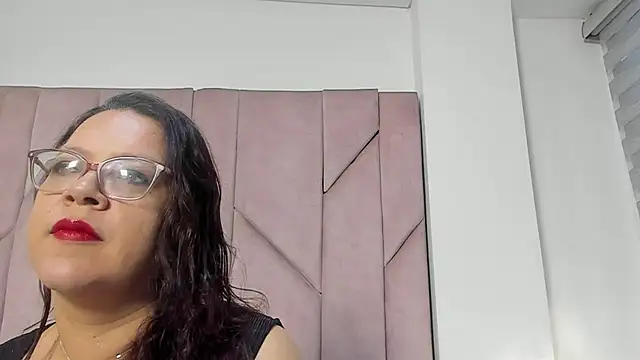 Snapshot of ELLE_HADID chatting on 07/25/26, 12:14 ELLE HADID online show from 07/25/26, 12:14