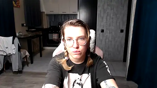 Reginasmilee online show from 09/18/25, 12:01