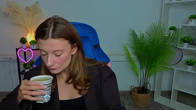 Snapshot of EliseWeeks chatting on 07/14/26, 10:21 EliseWeeks online show from 07/14/26, 10:21