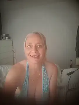 Snapshot of BellaUkCurvy chatting on 07/28/26, 11:17 BellaUkCurvy online show from 07/28/26, 11:17