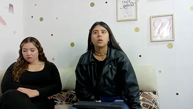 Snapshot of Emilyblosom-y-MiaRose chatting on 07/21/26, 05:15 Emilyblosom-y-MiaRose online show from 07/21/26, 05:15