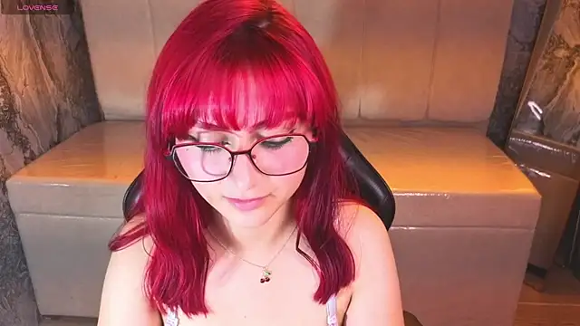 Snapshot of Queen_Red_v chatting on 07/17/26, 06:53 Queen Red v online show from 07/17/26, 06:53
