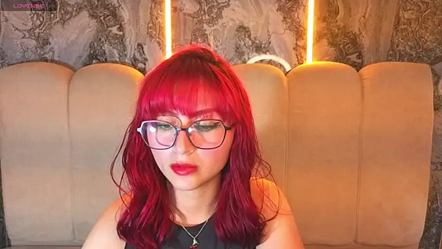 Snapshot of Queen_Red_v chatting on 07/18/26, 03:33 Queen Red v online show from 07/18/26, 03:33