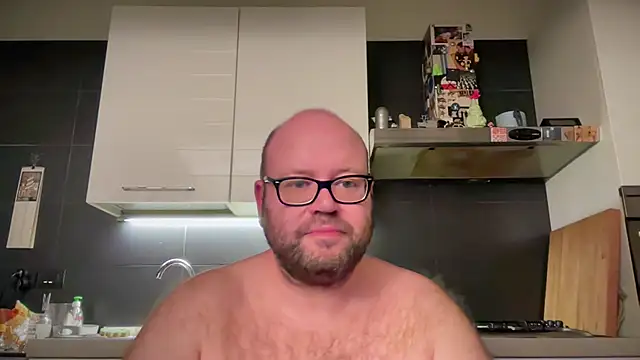 Snapshot of theitalianbear chatting on 12/16/24, 05:00 theitalianbear online show from 12/16/24, 05:00