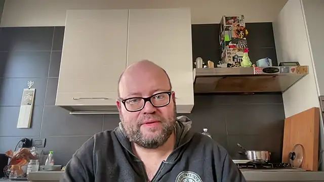 Snapshot of theitalianbear chatting on 12/19/24, 11:18 theitalianbear online show from 12/19/24, 11:18