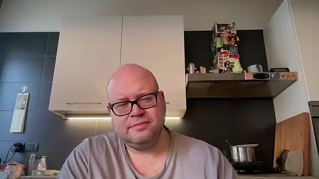 Snapshot of theitalianbear chatting on 12/23/24, 01:45 theitalianbear online show from 12/23/24, 01:45