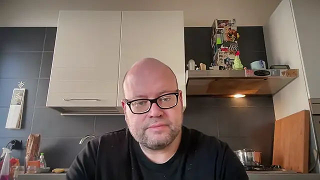 Snapshot of theitalianbear chatting on 12/29/24, 12:23 theitalianbear online show from 12/29/24, 12:23