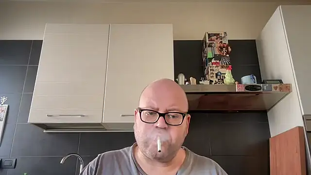 Snapshot of theitalianbear chatting on 03/15/25, 12:45 theitalianbear online show from 03/15/25, 12:45