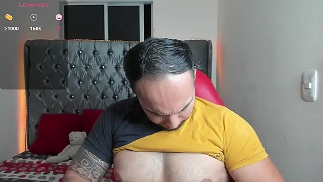 Snapshot of mrloganfuck1 chatting on 06/17/26, 05:43 mrloganfuck1 online show from 06/17/26, 05:43