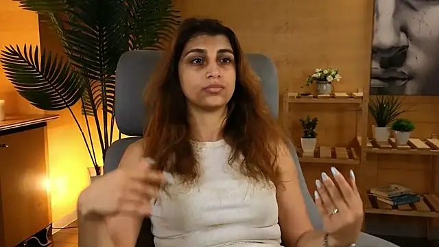 Snapshot of DinahSysak chatting on 08/04/26, 08:06 DinahSysak online show from 08/04/26, 08:06