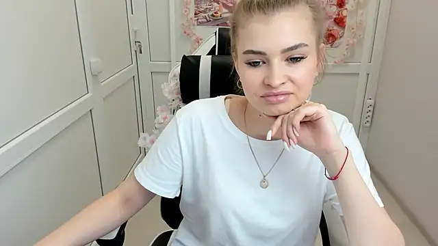 Snapshot of BrielleStorm chatting on 08/06/26, 06:04 BrielleStorm online show from 08/06/26, 06:04