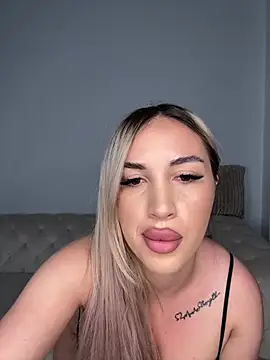 Snapshot of CurvyBlondiee chatting on 08/06/26, 10:44 CurvyBlondiee online show from 08/06/26, 10:44