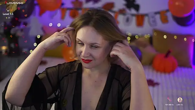 Snapshot of LitleSun chatting on 10/25/25, 10:23 LitleSun online show from 10/25/25, 10:23