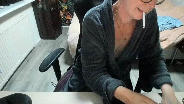 minoesje37 online show from 11/02/25, 08:11