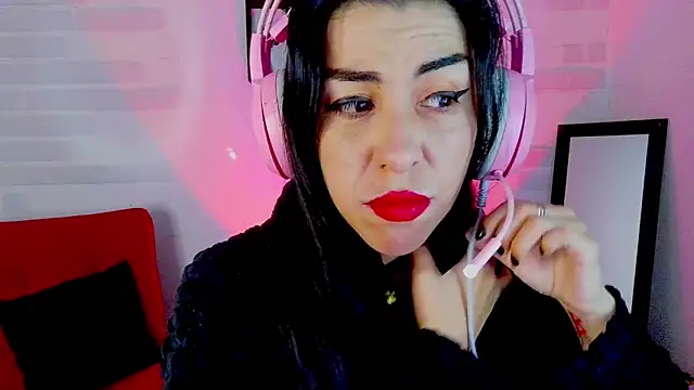 Snapshot of sky_girl1 chatting on 10/21/25, 02:45 sky girl1 online show from 10/21/25, 02:45